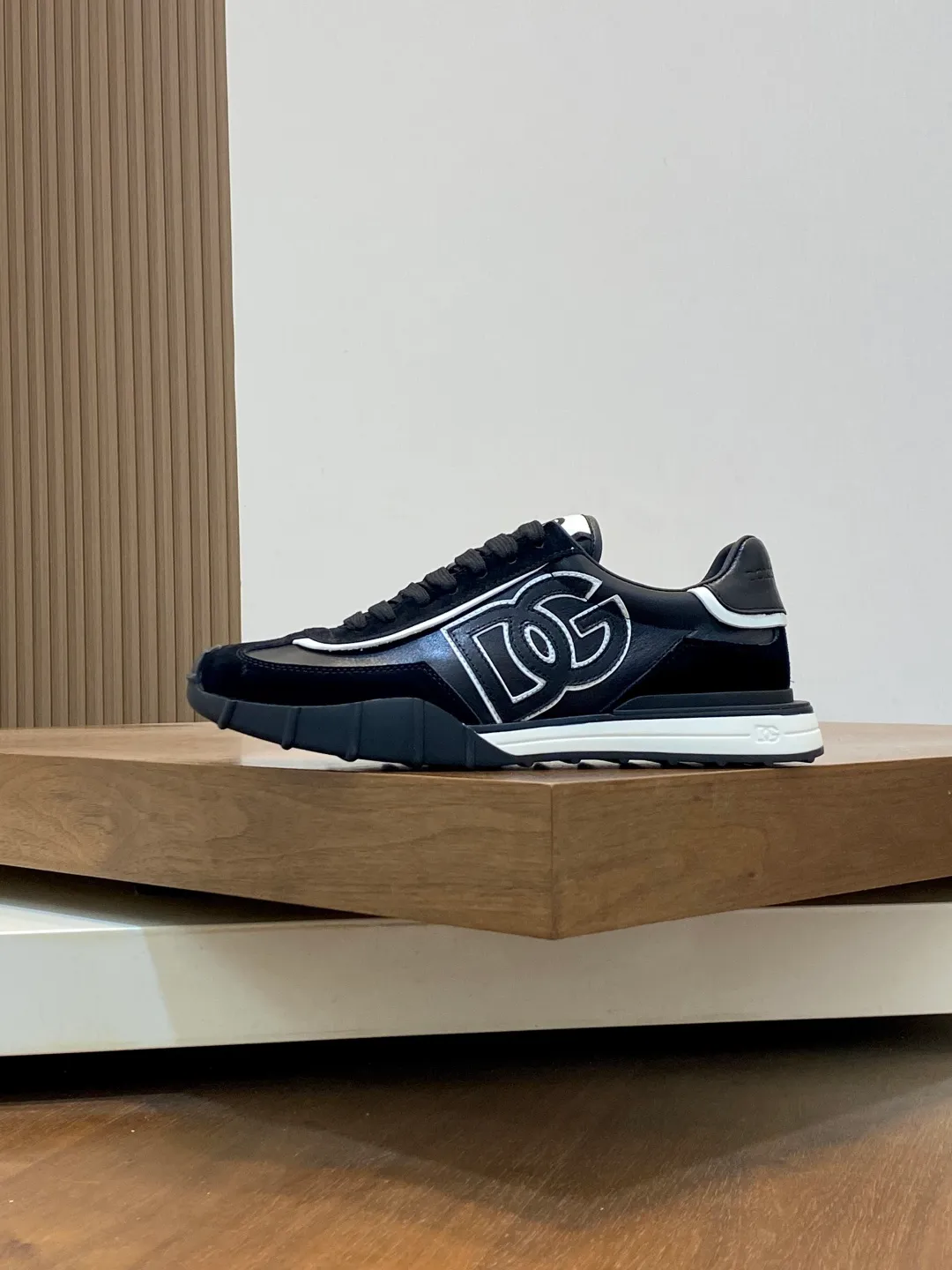 💰800 Dolce&Gabbana/Dolce & Gabbana men’s new casual sports shoes This sneaker is made of multiple materials. The nylon fabric upper is integrated with glossy leather, suede leather and rubber elements, and is decorated with reflective details. It has a silk-screen logo and a dual design of thick round and flat laces. It has a square toe, rubber foam midsole and gear pattern rubber composite sole decorated with the iconic "DG" logo. The shoe body is decorated with three-dimensional labels with the brand logo in many places. The style is fashionable and elegant, and the unique design is presented in a dazzling and modern new language. The fabric towel lining is paired with logo cowhide feet for a stylish and stylish look! Comes with a full set of packaging! Size: 39-40-41-42-43-44 leather shoe size (38/45 can be customized but does not support returns)